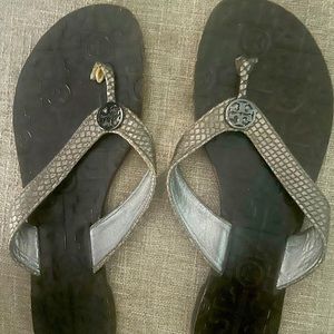 Tory Burch flip flop sandals size 9.5 metallic